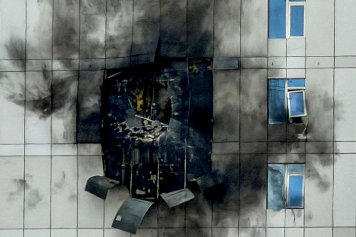 Un edificio dañado por un ataque con dron iraní, tras los ataques aéreos de Israel y EEUU contra Irán, en Juffair, Manama (Baréin), 1 de marzo de 2026.