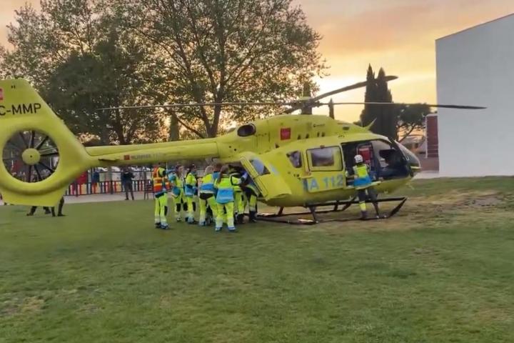 Un helicóptero del 112 Comunidad de Madrid traslada al menor, aún con vida.