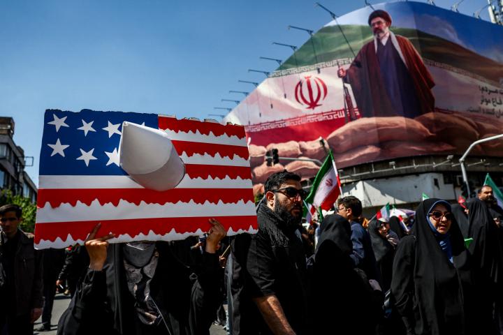 Una persona sostiene una pancarta con la bandera de EEUU y una imagen del nuevo Líder Supremo de Irán, Mojtaba Jamenei, el 9 de abril de 2026 en Teherán.