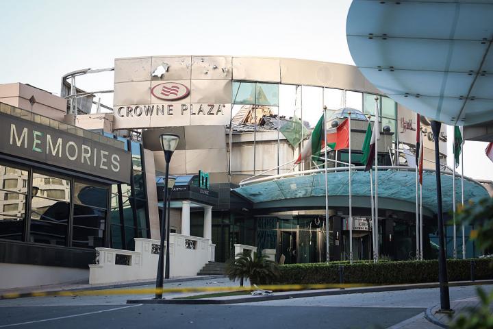 Vista de los daños causados por un dron kamikaze de Irán que impactó varios edificios, entre ellos un hotel, en Manama (Baréin), el 1 de marzo de 2026.