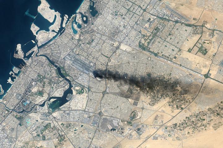 Vista satelital del aeropuerto internacional de Dubái tras el incendio de un tanque de combustible provocado por un ataque con dron iraní, el 16 de marzo de 2026.