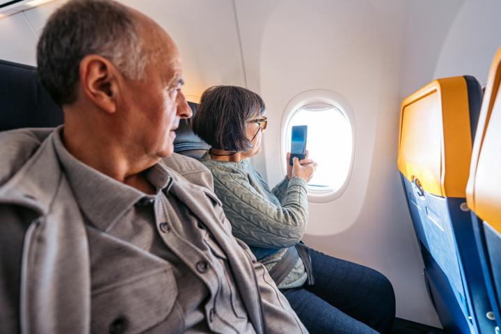 Dos abuelos en el avión