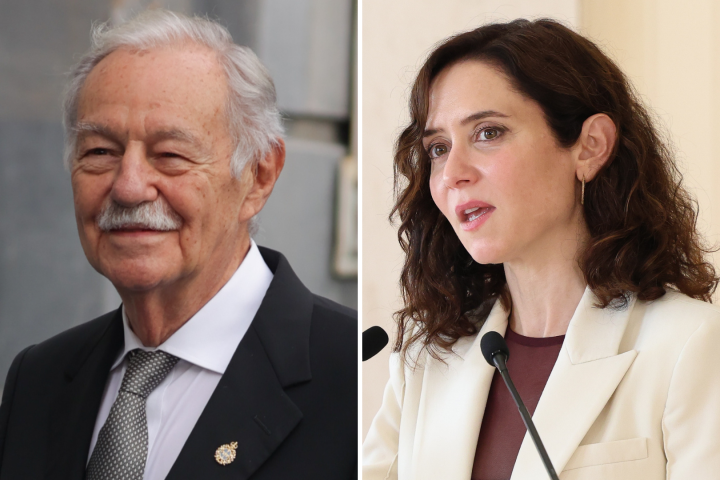 El escritor Eduardo Mendoza y la presidenta de la Comunidad de Madrid, Isabel Díaz Ayuso.