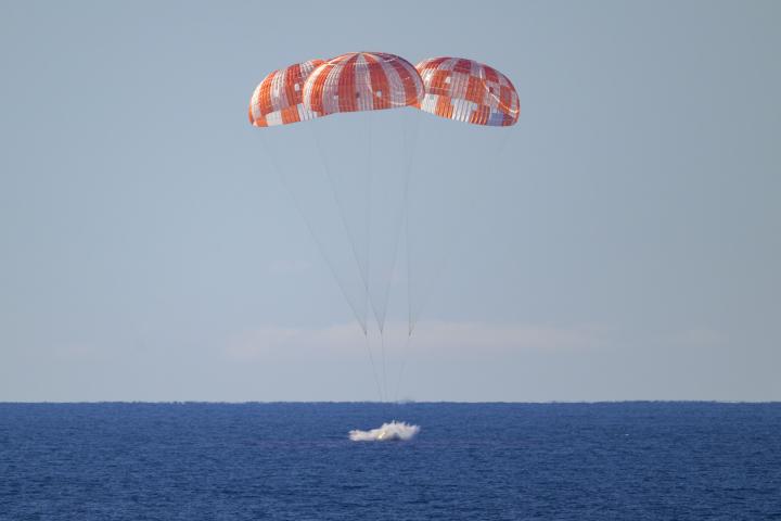 Imagen del momento del amerizaje en el Pacífico