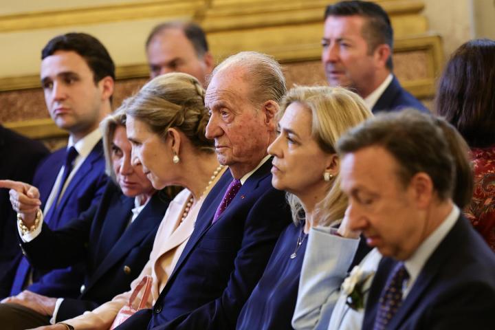 Juan Carlos I, en la Asamblea Nacional de Francia, recogiendo un premio por sus memorias.
