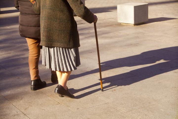 Mujer mayor caminando por la calle.