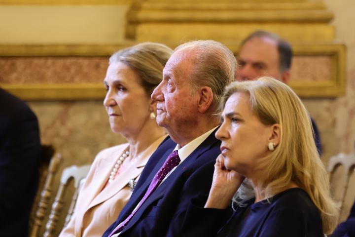 Juan Carlos I recogiendo su premio en la Asamblea Nacional de Francia.