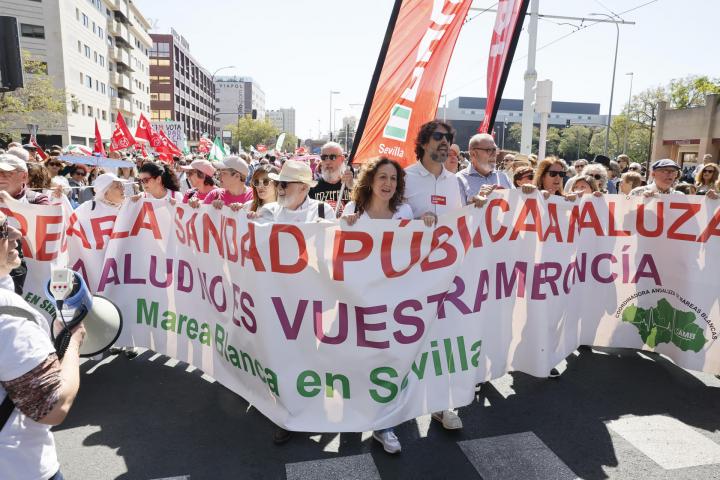 Manifestación por la sanidad pública convocada por la Coordinadora Andaluza de Mareas Blancas, este domingo en Sevilla.