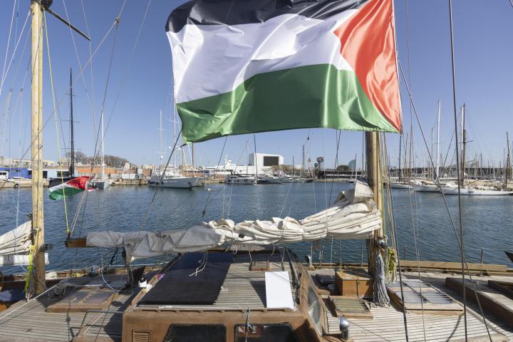 GRAFCAT1040. BARCELONA (ESPAÑA), 10/04/2026.-Aspecto de uno de los barcos de la Global Sumud Flotilla, anclados en el Moll d'Espanya del Port de Barcelona antes de su partida hacia Gaza el próximo domingo desde Barcelona. EFE/Marta Pérez