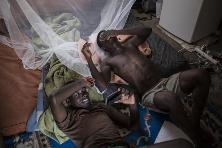 Dos migrantes de Ghana en los plásticos de Almería.