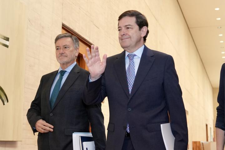 El líder del PP de Castilla y León y mandatario autonómico en funciones, Alfonso Fernández Mañueco, dirigiéndose a una reunión con Vox tras los pasados comicios.