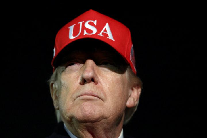 El presidente de EEUU, Donald Trump, tras desembarcar del Air Force One, a su llegada a la Base Conjunta Andrews en Maryland, el 12 de abril de 2026.