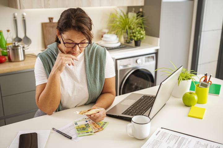 Una mujer pagando impuestos