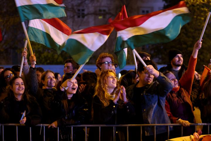 Hungría celebra la caída de Orban
