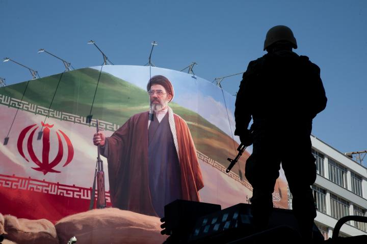 Imagen de archivo de un soldado iraní, ante el cartel del ayatolá y líder supremo iraní Mojtaba Jameneí.