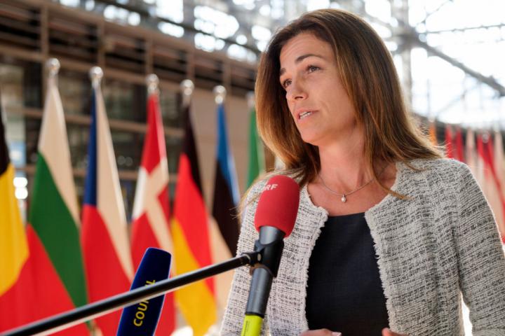 La entonces ministra de Justicia húngara, Judit Varga, habla con la prensa antes de una reunión de Asuntos Generales de la UE en la sede del Consejo, en Bruselas, el 10 de julio de 2023.