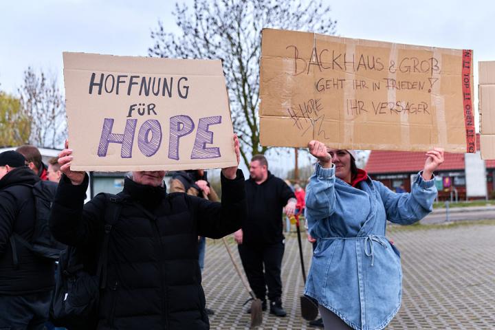 Manifestantes por la ballena en Kirchdorf (Alemania)