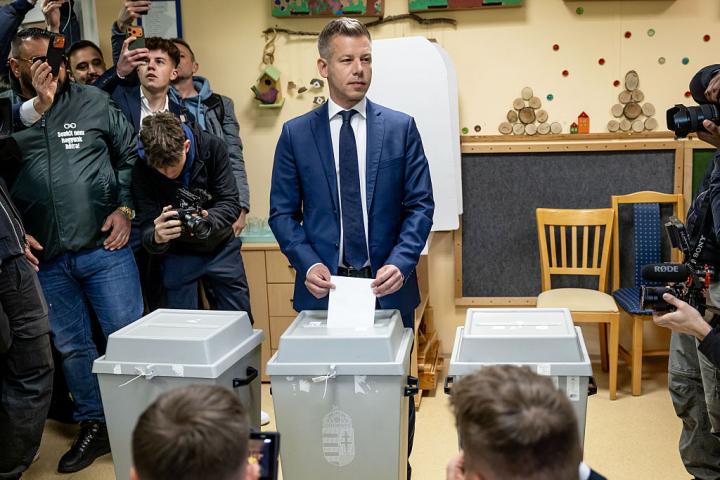 Peter Magyar, candidato principal del partido Tisza, emite su voto en las elecciones parlamentarias húngaras, el 12 de abril de 2026, en Budapest.