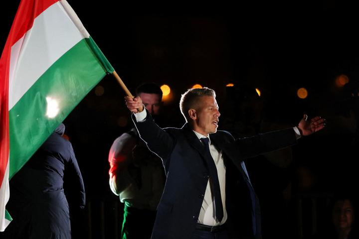Peter Magyar, líder del partido opositor Tisza, ondea una bandera húngara tras ganar las elecciones al primer ministro, el ultra Viktor Orbán, el 12 de abril de 2026 en Budapest.