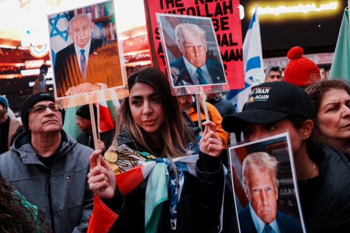 Un manifestante sostiene imágenes del presidente de EEUU, Donald Trump, y del primer ministro israelí, Benjamin Netanyahu, en Nueva York, en una protesta contra la guerra en Irán, el 15 de marzo de 2026.