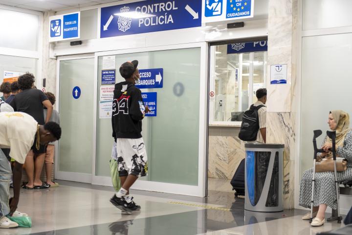 Un pase de inmigrantes a la Península desde Ceuta en el verano de 2025.