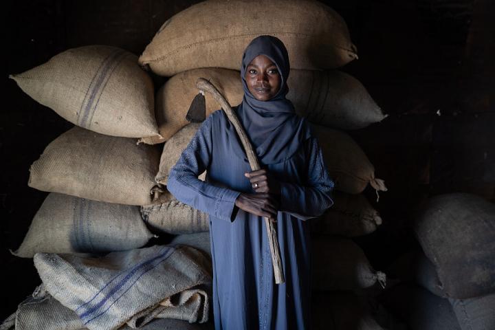 GUREISHA, SUDAN. January 28, 2025. Just a few miles from the Ethiopian border, a female farmer stands for a portrait in a grain shed in Gureisha, Sudan.
Una agricultora posa en un granero en Gureisha (Sudán), cerca de la frontera con Etiopía, ante ayuda del PNUD, en una imagen de enero de 2025.