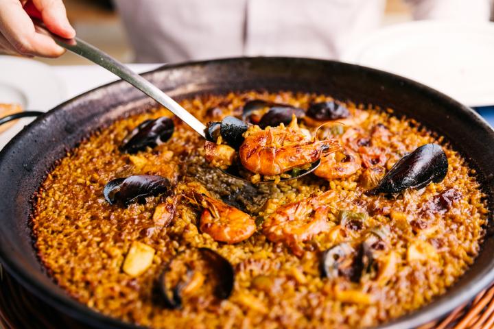 Una paella.