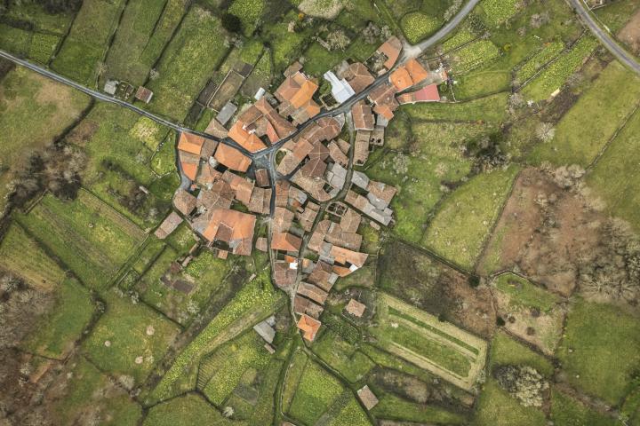 Vista aérea de un pueblo.