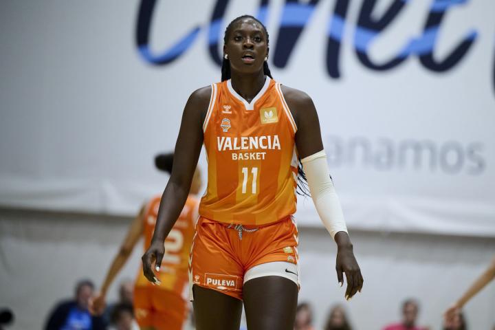 Awa Fam con el Valencia Basket.