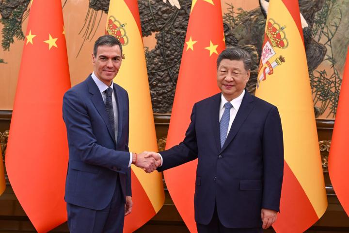 El jefe del Gobierno español, Pedro Sánchez, posando junto al presidente chino, Xi Jinping, previo a una reunión en Pekín, el 14 de abril de 2026.