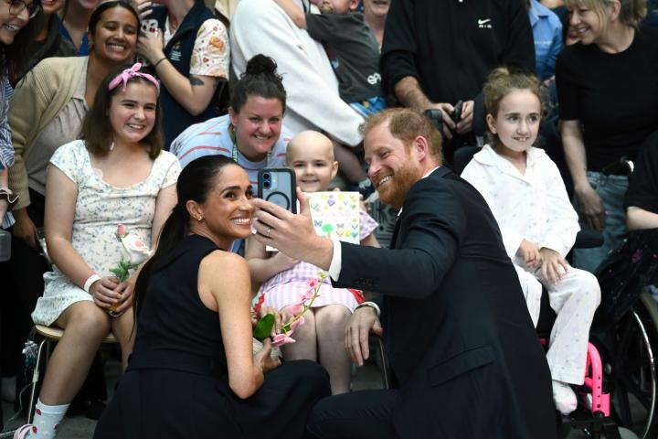 El príncipe Harry y Meghan Markle haciéndose un selfie con niños ingresados en Royal Children's Hospital de Melbourne