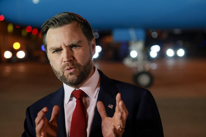 El vicepresidente de Estados Unidos, JD Vance, habla con los medios antes de abordar el Air Force Two para regresar a Washington desde Budapest, el 8 de abril de 2026.