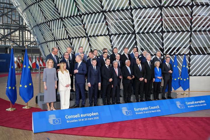 Foto de familia de los líderes de los Veintisiete y de las instituciones comunitarias antes del Consejo Europeo del 19 de marzo de 2026, en Bruselas (Bélgica).