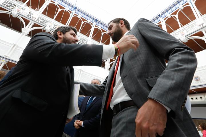 Imagen de archivo con el presidente de la Región de Murcia, el popular Fernando López Miras, y el exlíder de Vox Murcia José Ángel Antelo.