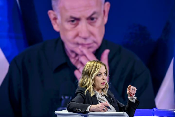 Imagen de archivo de la primera ministra italiana, Giorgia Meloni, ante una imagen de su homólogo israelí, Benjamin Netanyahu.