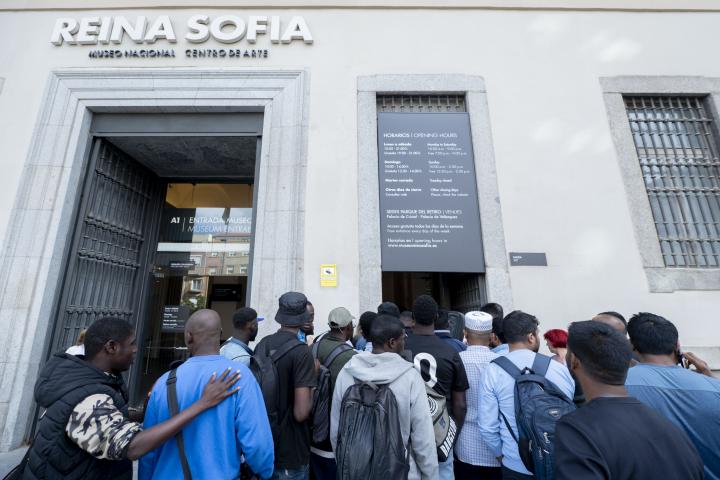 Imagen de archivo de migrantes frente al Reina Sofía.