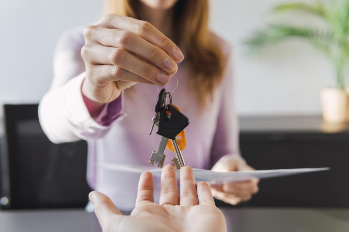 Imagen de archivo de una entrega de llaves.