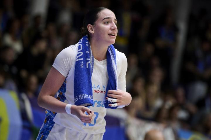 Iyana Martín con la camiseta de Perfumerías Avenida.