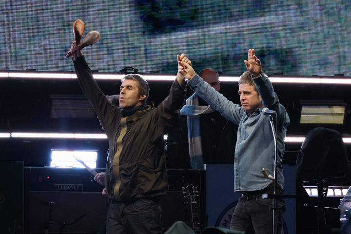 Liam y Noel Gallagher, en un concierto en Toronto en agosto de 2025