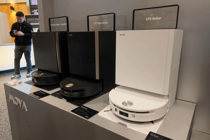 Los nuevos robots aspiradores que Mova ha presentado en su evento en Hamburgo (Alemania).