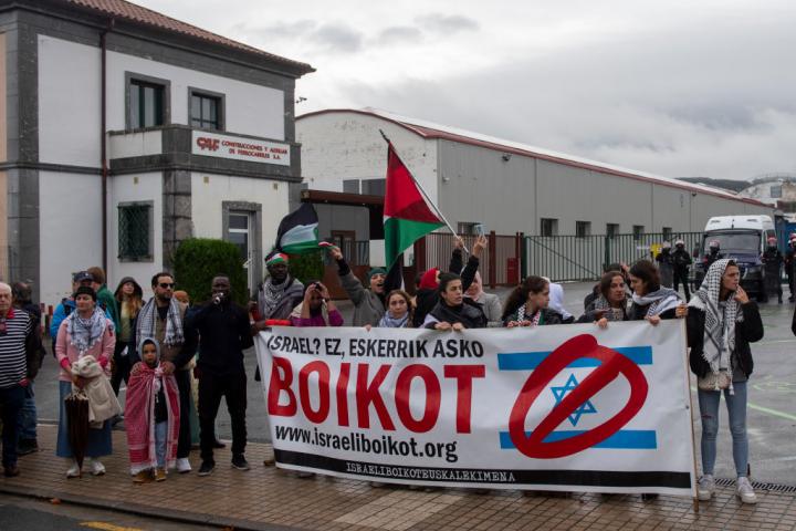Manifestantes piden el boicot a contratos con Israel frente a la fábrica de CAF de Irún, el 11 de noviembre de 2023.
