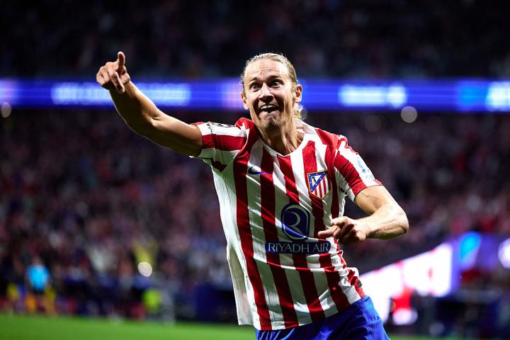 Marcos Llorente celebra el gol de Lookman a pase suyo para hacer el 1-2