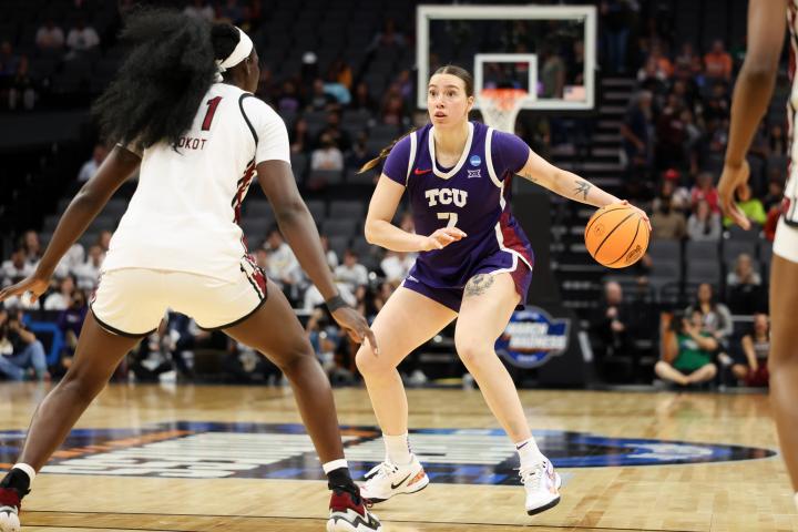 Marta Suárez en un partido con la Universidad de TCU.