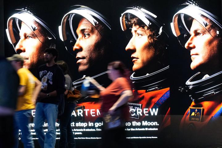 Mural con las imágenes de los cuatro tripulantes de la misión Artemis II
