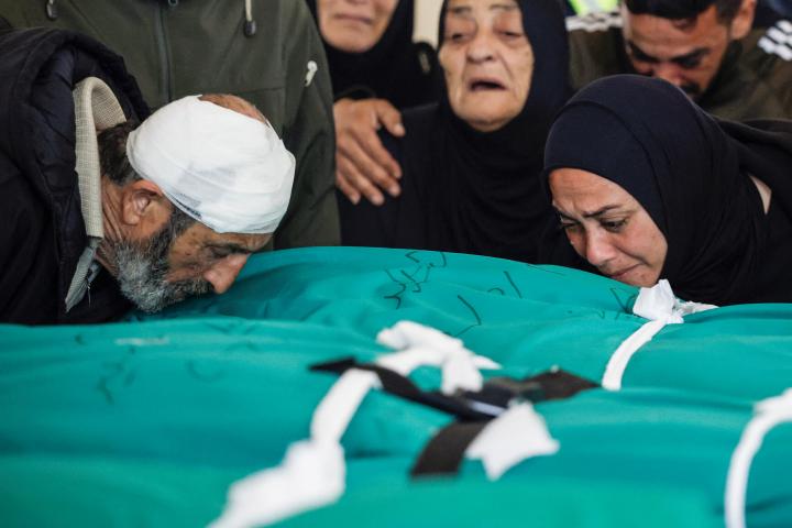 Nasser Hussein Saeed besa el cuerpo de su hija, Fátima, durante el funeral de cuatro miembros de su familia, incluida su nieta Taleen, de año y medio, en Tiro (Líbano), tras un ataque de Israel, el 12 de abril de 2026.