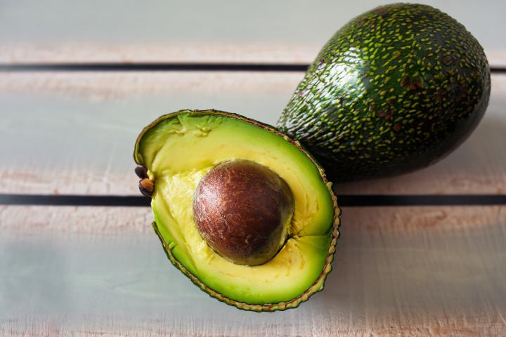 Primer plano de aguacates sobre la mesa