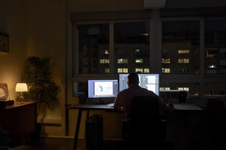 Un hombre trabajando en el ordenador antes del amanecer