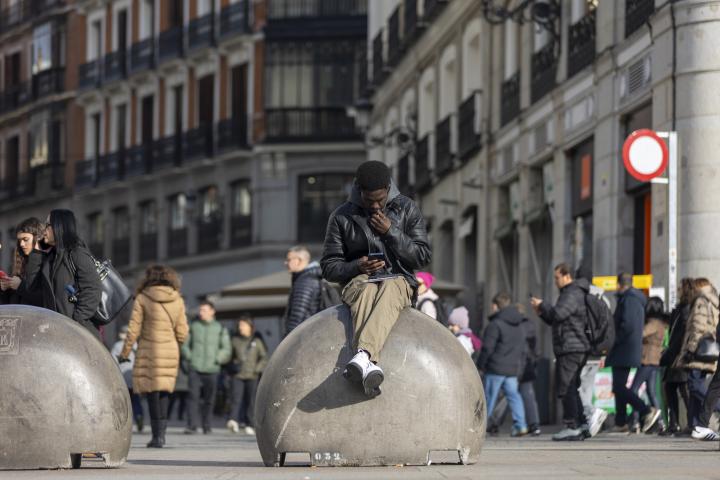 Un joven, en la Puerta del Sol