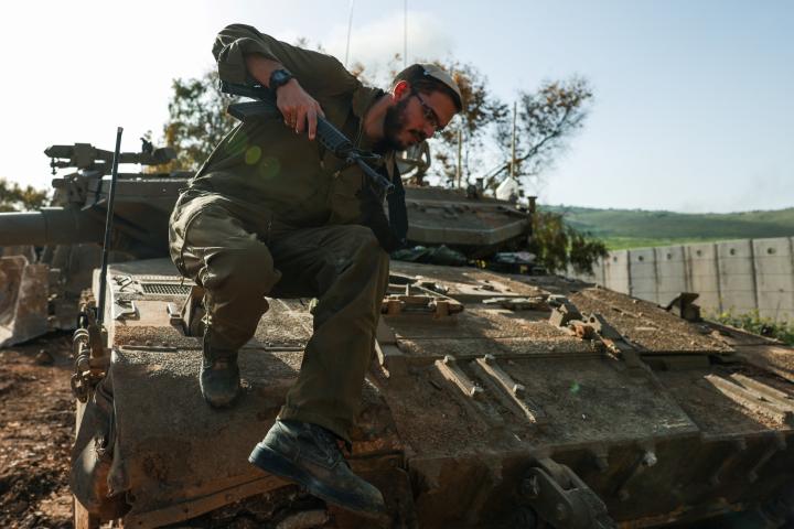 Un soldado israelí desciende de un vehículo militar cerca de la frontera entre Israel y Líbano, en un lugar no identificado del norte de su país, el 13 de abril de 2026.