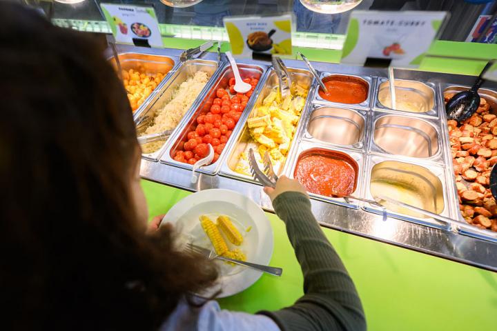 17 March 2026, Lower Saxony, Hanover: Pupils serve themselves in a still conventional canteen in an elementary school in the Hanover region. Model projects aim to turn the school canteen into a place of learning. The state of Lower Saxony is funding seven schools with a total of 1.2 million euros. Photo: Julian Stratenschulte/dpa (Photo by Julian Stratenschulte/picture alliance via Getty Images)